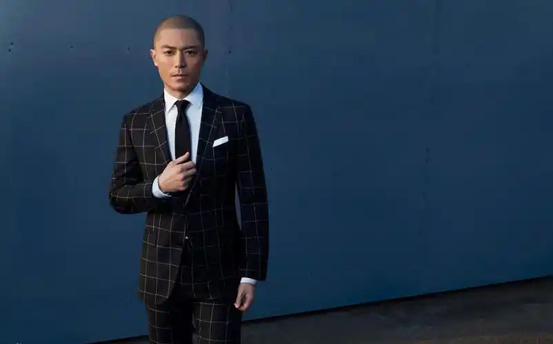 霍建华再爆光头大片 酷感十足