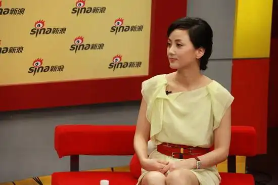 张燕知性气质新浪娱乐讯 7月29日13时30分,歌手张燕做客新浪聊音乐片