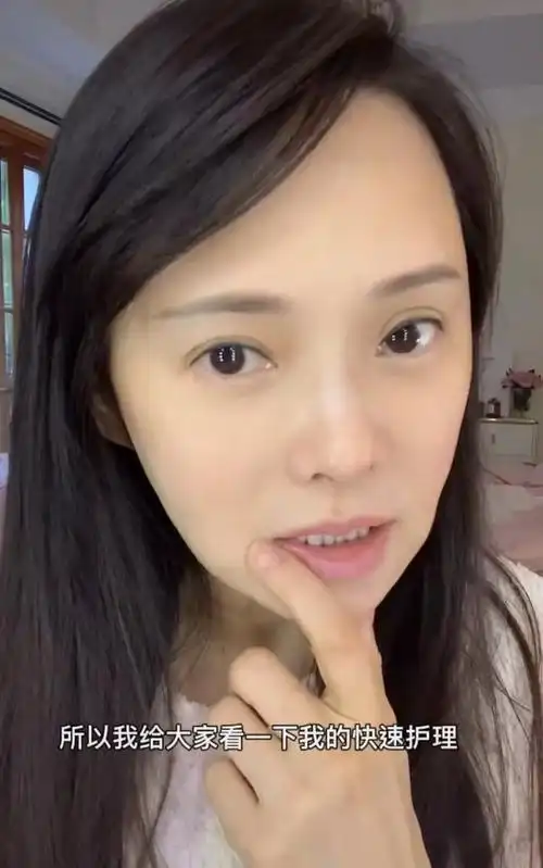 53岁伊能静纯素颜出镜,状态获网友怒赞,曾自称脸上花费超七位数