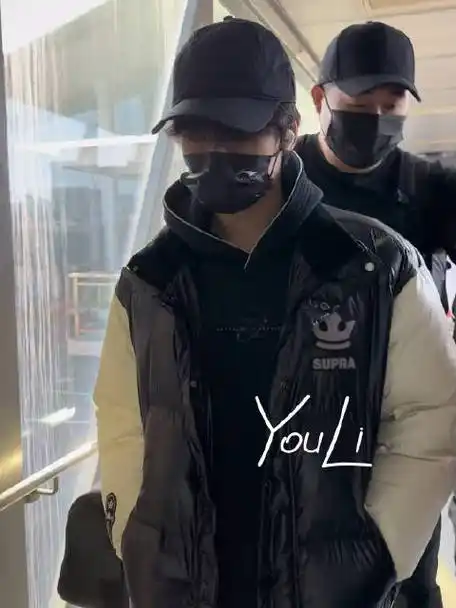 16 重庆机场出发01  黑白色系的哥哥@时代少年团-严浩翔  #严浩翔