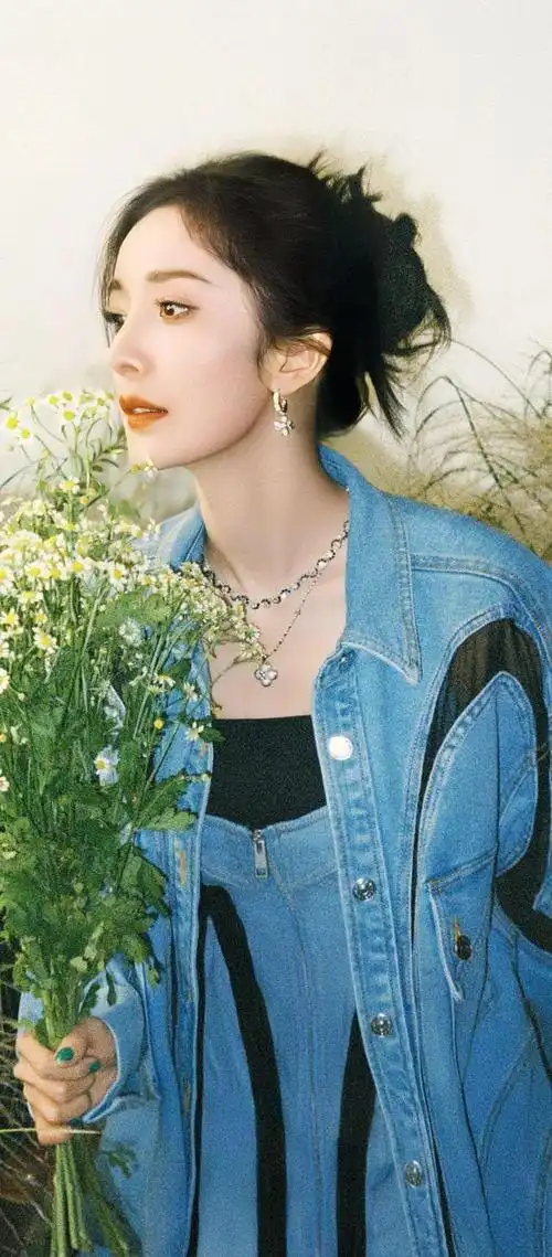 杨幂唯美写真靛蓝牛仔套装甜美中带点性感慵懒间不缺时尚