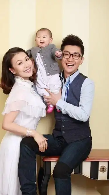 金志文携妻女拍写真一家三口其乐融融