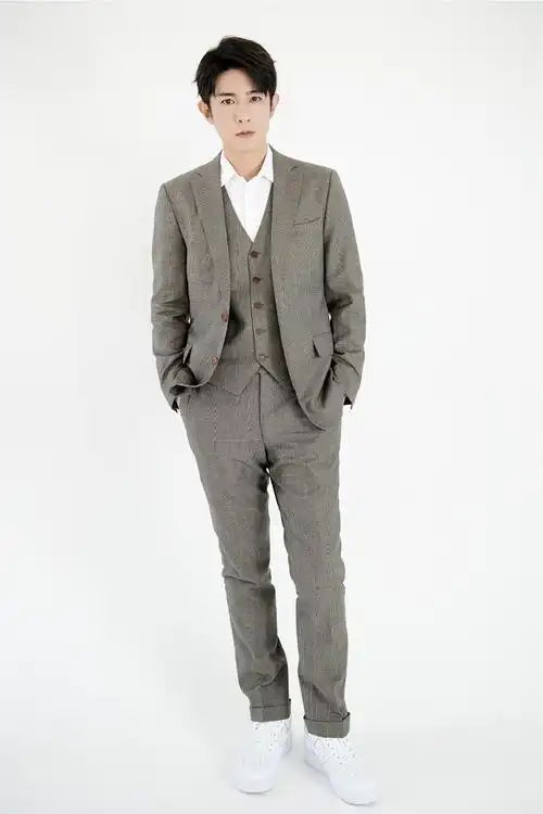 男演员季肖冰儒雅绅士魅力写真