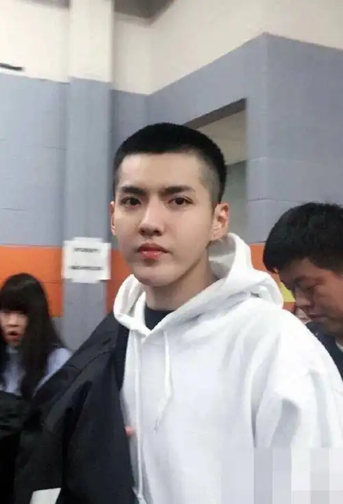 男生剃帅气板寸头短发演示干练利索帅气短发呈现