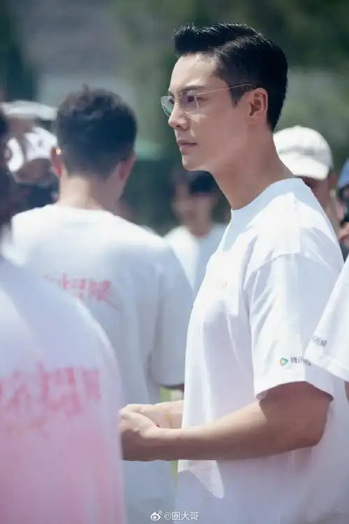 赵露思和陈伟霆主演的电视剧《许我耀眼》的造型组是和白鹿王鹤棣《以