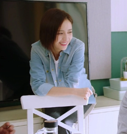 佟丽娅爱的厘米化身酷飒机长百变演绎冬日潮酷穿搭太吸睛