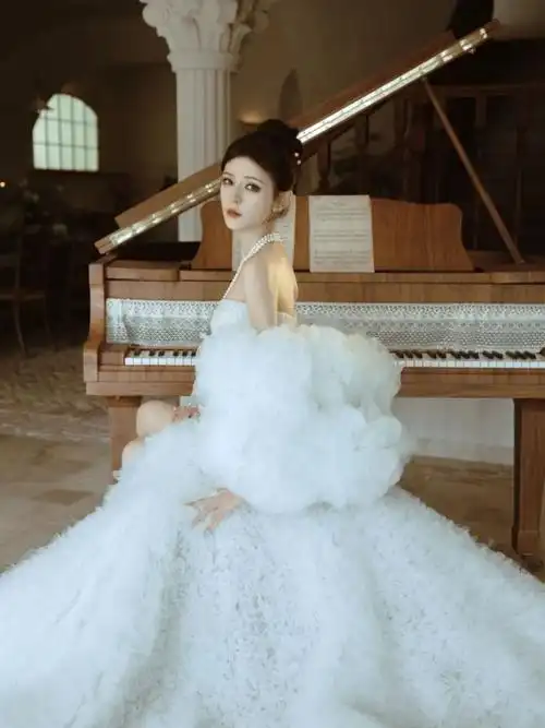 张予曦生日写真曝光白色羽毛裙尽显优雅天使降临般的美貌震撼全网