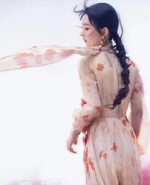 34岁的赵丽颖再度登上芭莎封面,宛如一位繁花中的仙子,绰约多姿,美得