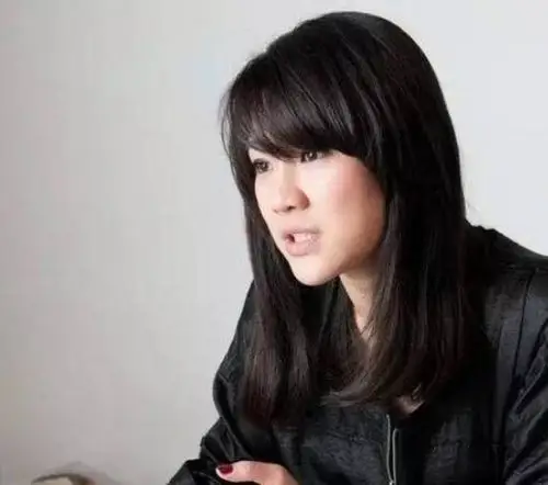 钟汉良隐婚多年妻子罕见现身,打扮低调如路人,网友:还不承认?_谢易桦