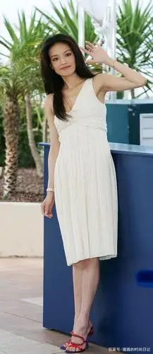 舒淇对自己太有自信了,穿"袈裟"出门,半露香肩十分性感