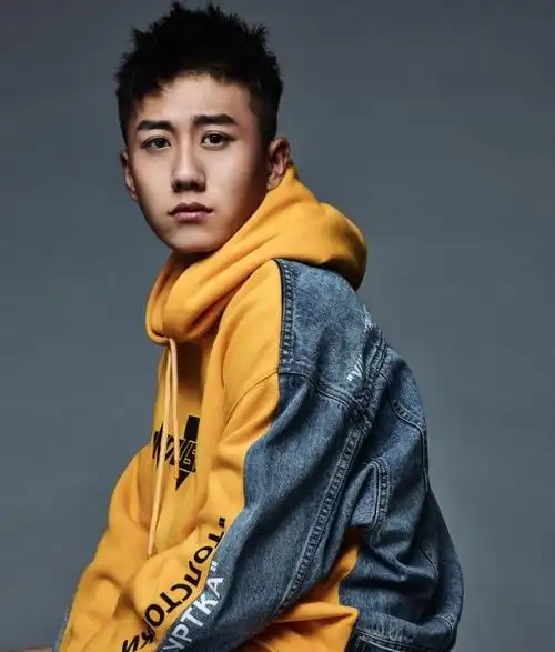 剧中江天昊是一个靠卖休闲食品发家的老板的儿子