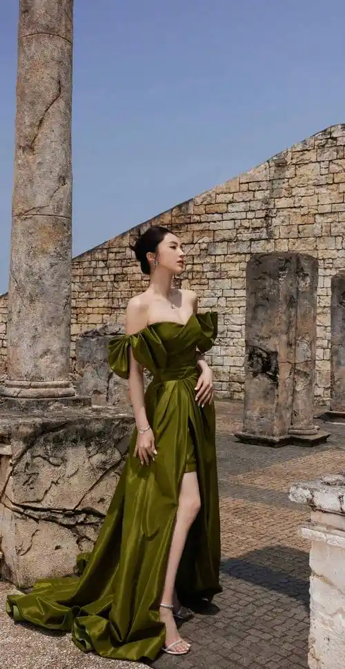 董璇绿色鎏光look,绿色抹身材连衣裙高级感十足,大气减龄