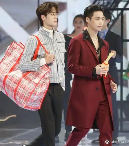 本以为王一博五官精致,看清和张艺兴同框后的侧颜,我没眼花吧?