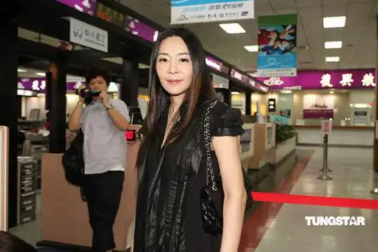图文喻可欣与母亲现身机场喻可欣面对镜头