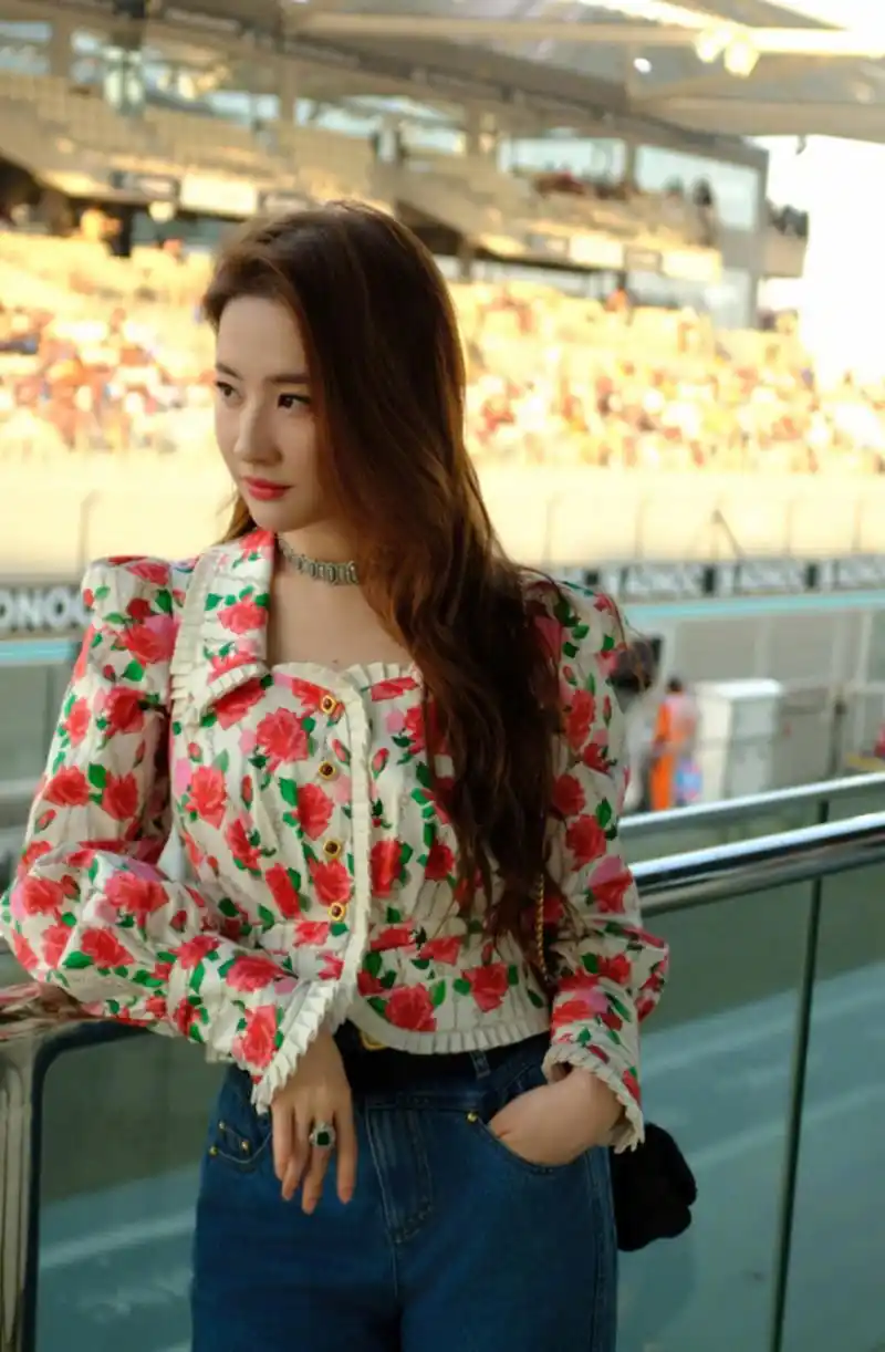 配上牛仔裤,还是那个青春靓丽的神仙姐姐 #刘亦菲体验阿布扎比代言人