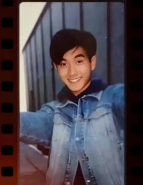 所以年轻时候的刘恺威,也遗传到了父母的优良传统,年少时英俊帅气.