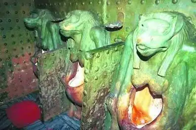 看到这样的马桶,你还敢上厕所吗?