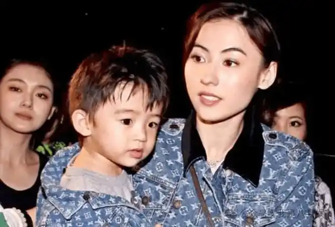 张柏芝三胎儿子正面照曝光,终于洗清了谢霆锋了的冤屈