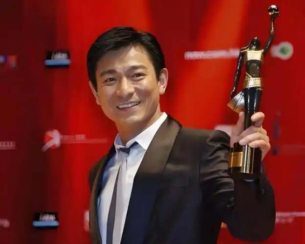 刘德华的"滑跪",打了内娱多少人的脸?