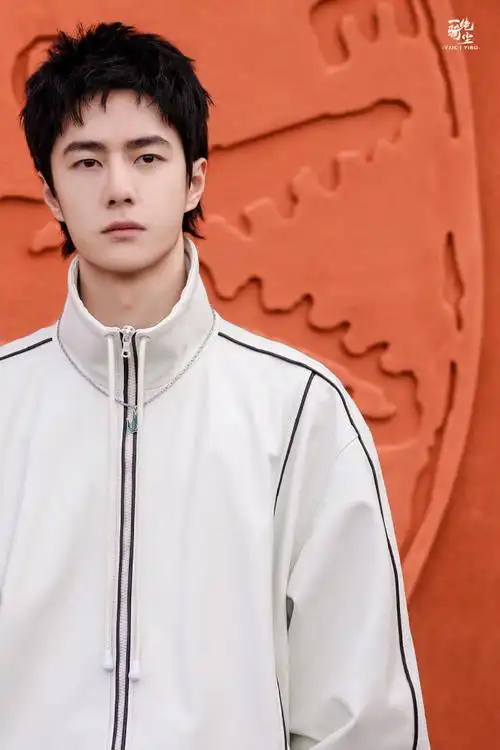 王一博巴黎街拍vlog##王一博巴黎街边潮男##王一博巴黎街边vlg