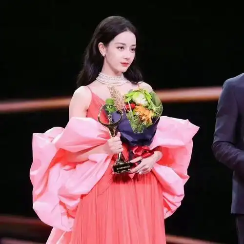 迪丽热巴造型被嘲模仿,《花少5》打脸人设,红毯女王不好当_腾讯新闻