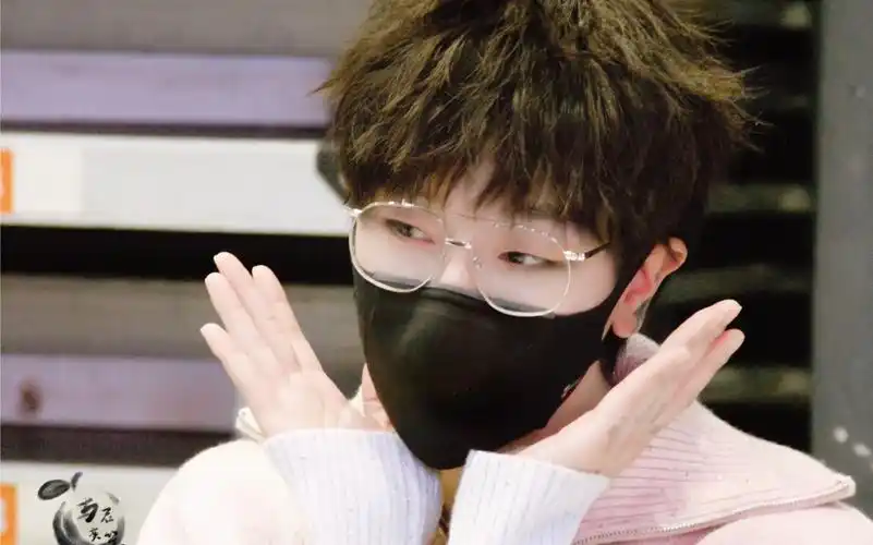 景向谁依《虫儿飞》,"天上的星星流泪,地上的玫瑰枯萎,只要有你陪.