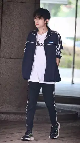 易烊千玺街拍合集给你充满少年气的造型灵感