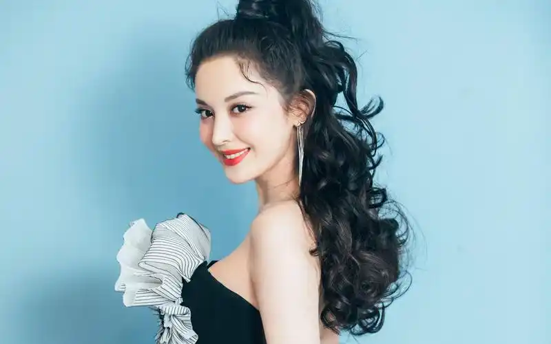 古力娜扎甜美俏丽高清桌面壁纸