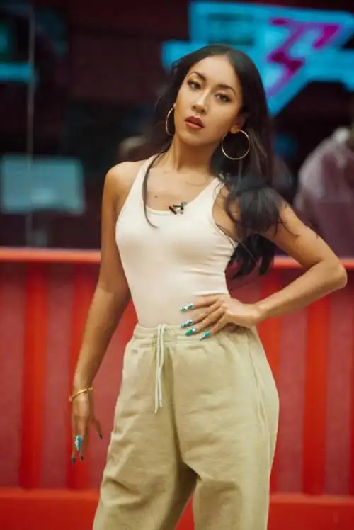 中国好声音冠军吉克隽逸,音乐影视综艺时尚全能,颜值独特穿搭有型