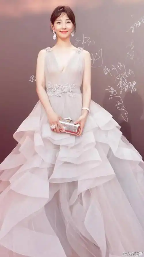白百何复出有"料",穿薄纱裙凹凸感好真实,身材比例迷死众人|说白_网易