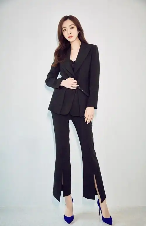 王晓晨再现"王小米式"俏皮,穿泡泡袖不够,还配破洞裤更叛逆了