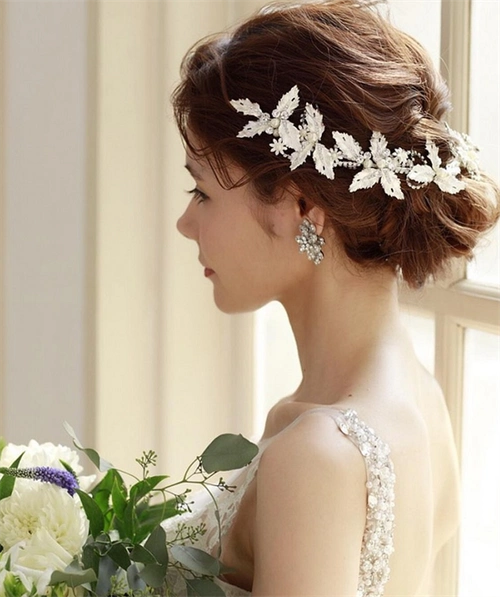 这款新娘盘发更为低调内敛一些,减少了空气纹理感的线条,更为端庄大气