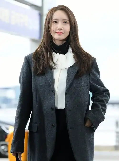 林允儿机场私服穿搭,笑容甜美