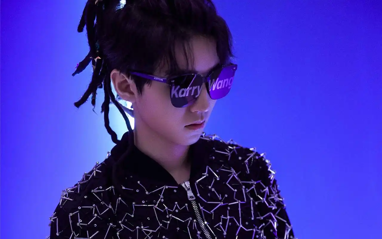 2019王俊凯无边界演唱会# 时间的切片推进到未来,在满是机械感的氛围