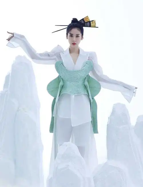 张碧晨变身"古代侠客",穿黑色长裙戴斗笠,满屏帅气挡不住