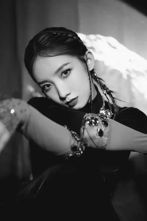 最新舞台造型,绿黑拼接短装搭配灯笼裤,拳击辫造型……|孟美岐|撞色