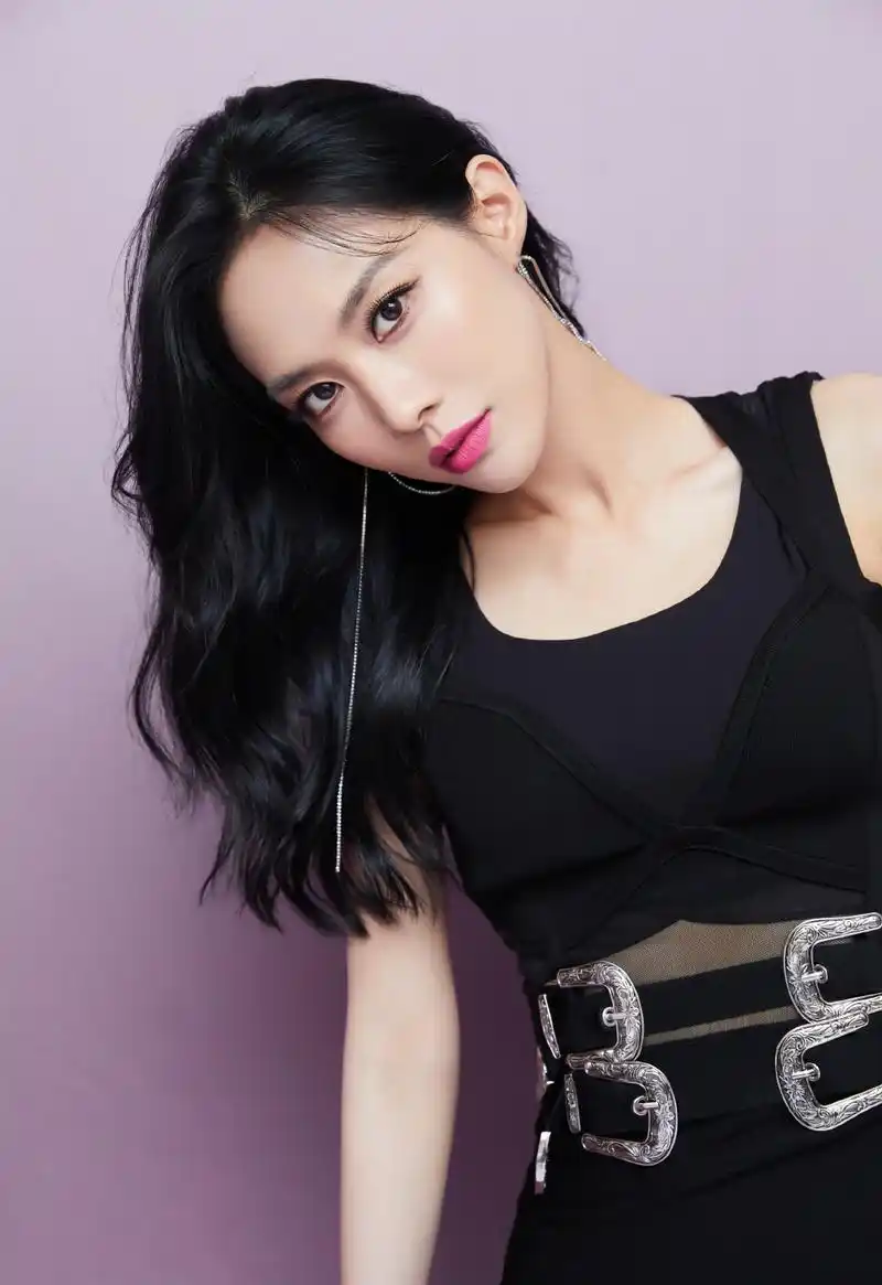 王霏霏波浪卷发性感写真图片