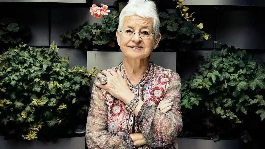 when i wake up is write c on my laptop in bed: jacqueline wilson
