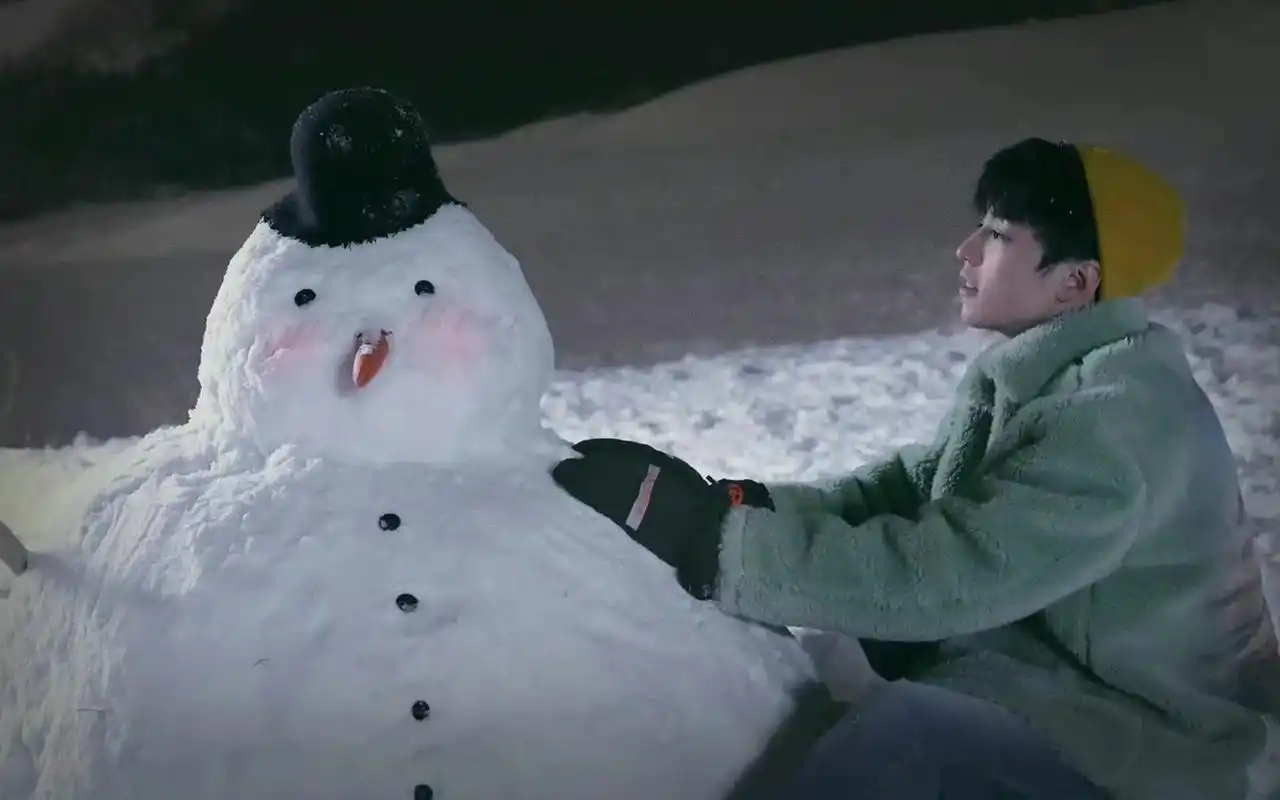 翻到之前狗仔拍到王俊凯堆雪人的图弟弟真的是治愈系少年好可爱