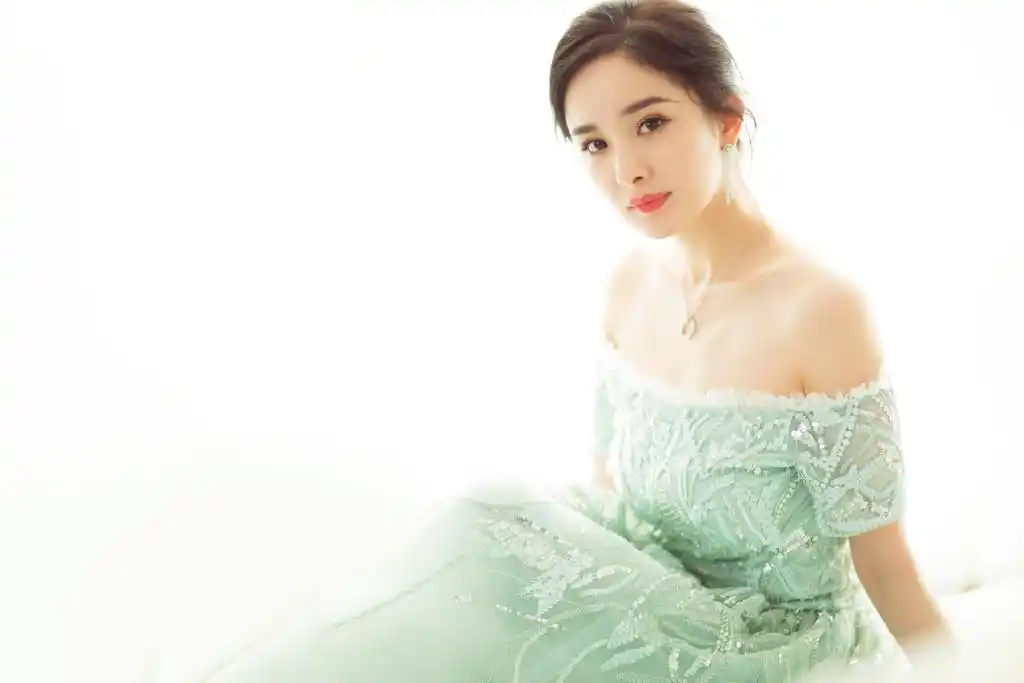 顾盼神飞!杨幂亮相上影节开幕红毯宛若仙女