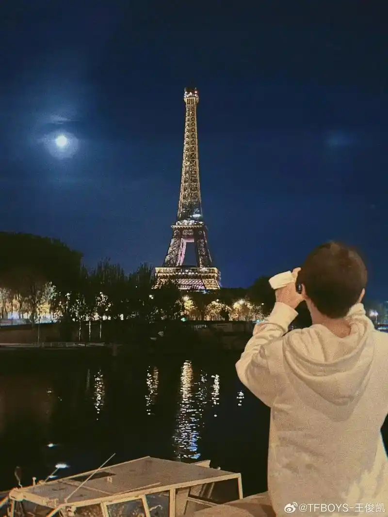 一个背影就足够赢我的全世界#王俊凯 - 抖音