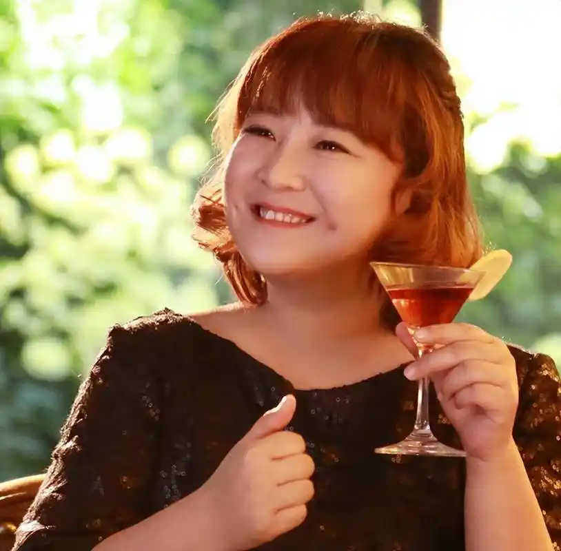 可现实里作为全家最小年龄的孩子,贾玲从记事起就和家人一起过着贫寒