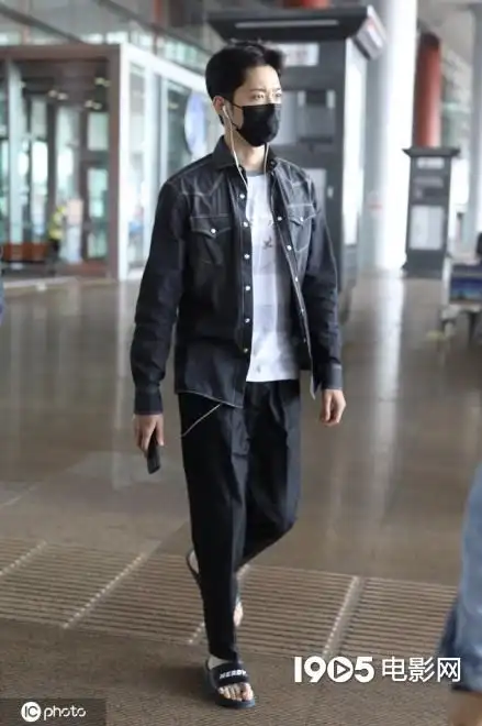 明确表态赖冠霖机场穿拖鞋大步疾走脚下生风