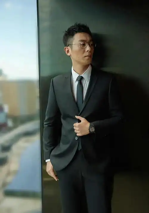 演员朱亚文:娶大1岁沈佳妮,当俩闺女的爹也幸福