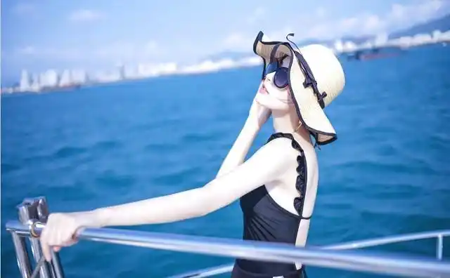 古力娜扎罕见泳装美照曝出 皮肤白皙 大长腿抢镜