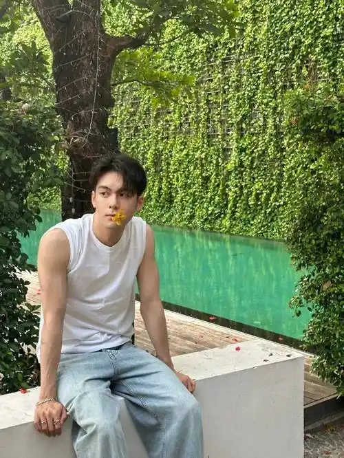 看多了内娱油腻丑男,你会觉得曾舜晞的干净与清爽是多么可贵.