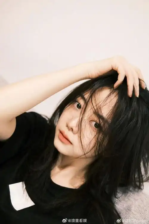 谭松韵眼线到底什么颜色#被@谭松韵seven随拍的眼妆吸引,好大好亮的