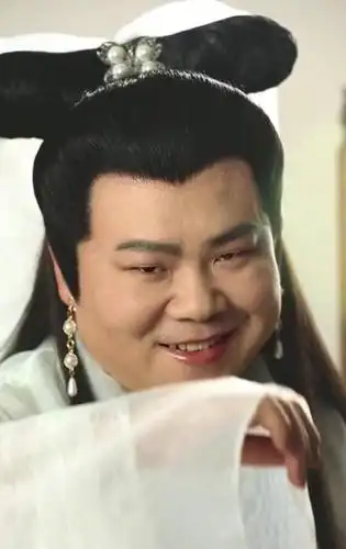 小岳岳:我的面膜可能过期了 网友回复:垃圾袋剪的吧!