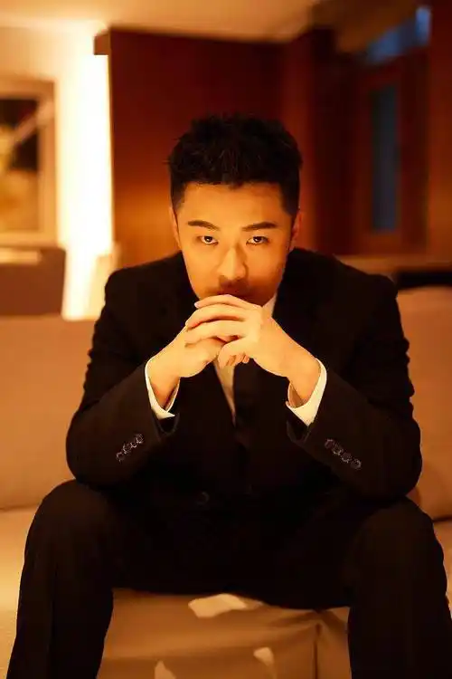 陈赫工作室发布复古光影写真黑白西装凸显绅士优雅从容