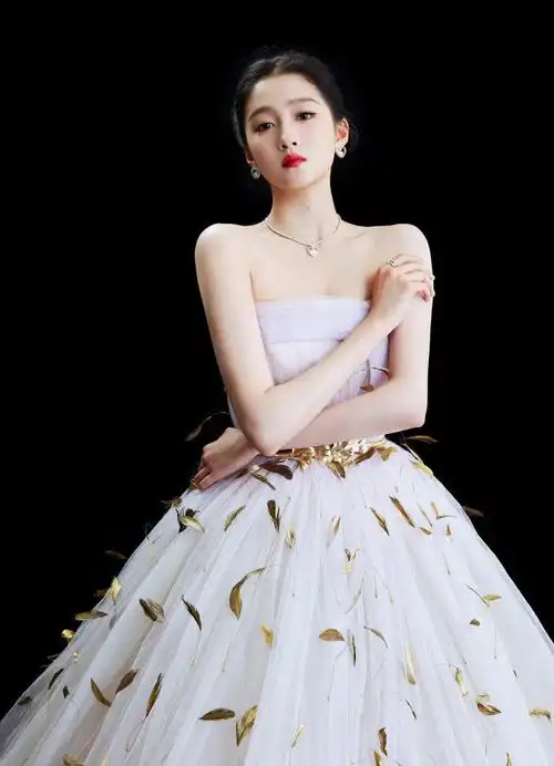 关晓彤金色羽毛抹胸裙##关晓彤羽毛抹胸裙造型